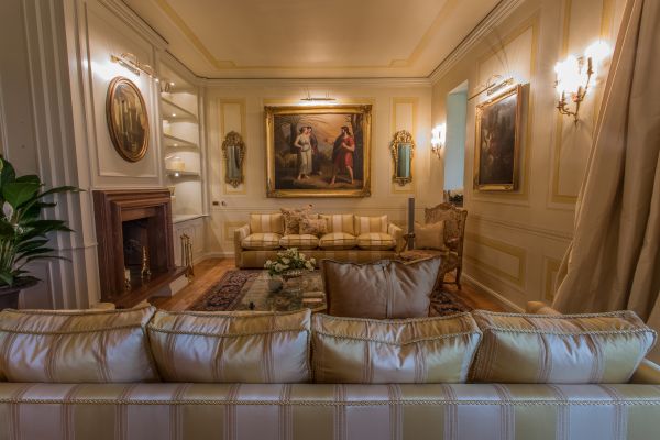Ambiente con decorazioni classiche, soggiorno